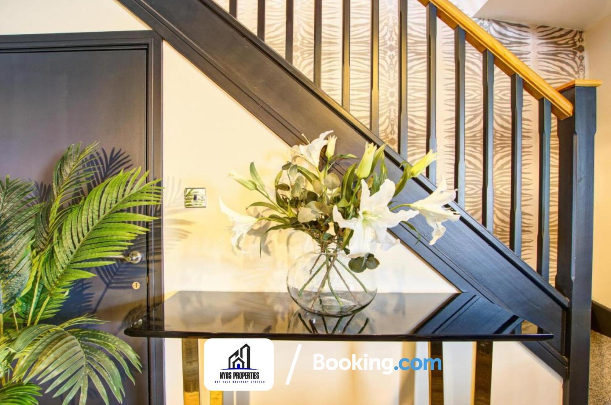 3 Bedroom Home By Nyos Properties Short Lets & Serviced Accommodation Manchester With Garden 외부 사진